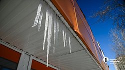 В Челябинске составляют черный список домов с большими сосульками