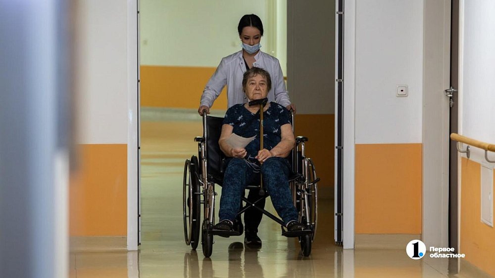 Более 120 тысяч южноуральцев получают надбавку к пенсии на уход