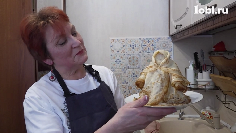 Не только с икрой: хозяйка из Златоуста испекла «Барыню» из 23 блинов на Масленицу