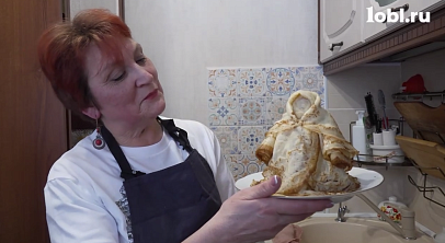 Не только с икрой: хозяйка из Златоуста испекла «Барыню» из 23 блинов на Масленицу