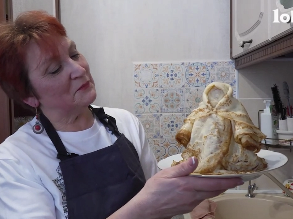 Не только с икрой: хозяйка из Златоуста испекла «Барыню» из 23 блинов на Масленицу
