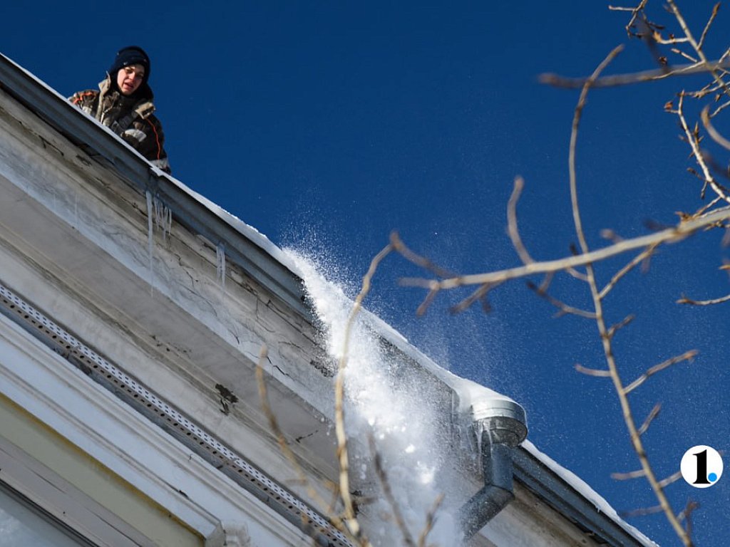 В Челябинске вырос спрос на услуги по уборке с крыш снега и сосулек