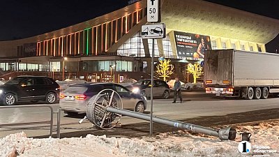 Челябинец на грузовике не справился с управлением и снес столб с видеокамерой