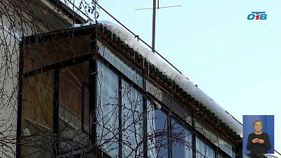 Магнитогорск очищают от снега и сосулек