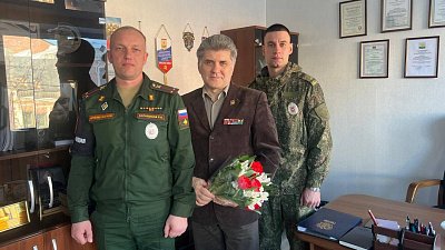В Челябинске военнослужащие поздравили ветерана-афганца с Днем защитника Отечества