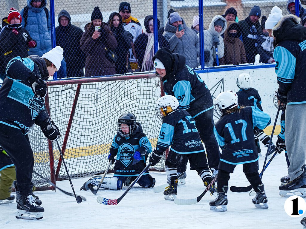 Хоккеисты «Трактора» сыграли на открытом льду с юными ребятами в «Уральской классике»