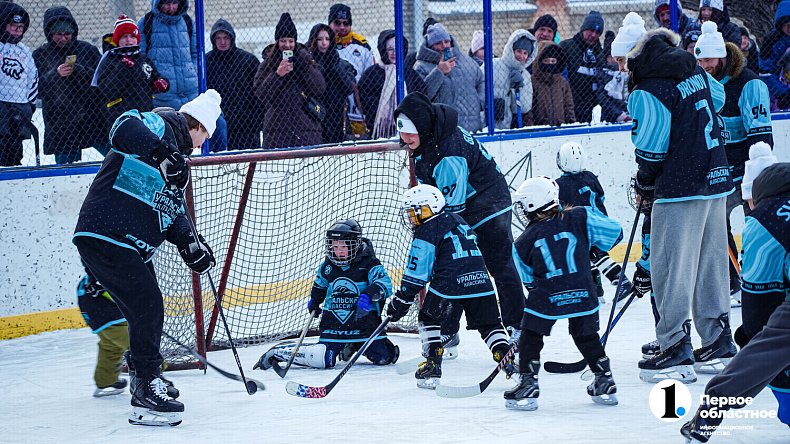 Хоккеисты «Трактора» сыграли на открытом льду с юными ребятами в «Уральской классике»