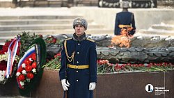 Алексей Текслер возложил цветы к Вечному огню в День защитника Отечества