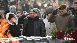 Алексей Текслер возложил цветы к Вечному огню в День защитника Отечества