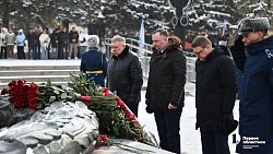 Алексей Текслер возложил цветы к Вечному огню в День защитника Отечества