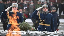 Алексей Текслер возложил цветы к Вечному огню в День защитника Отечества