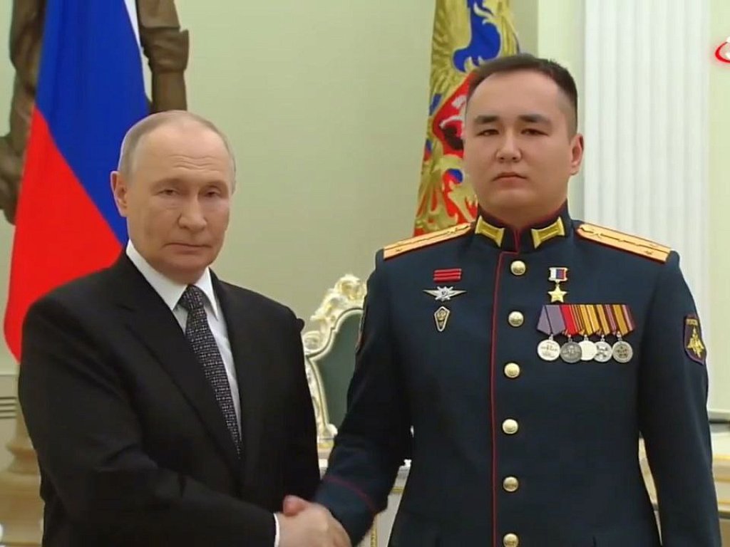 Владимир Путин вручил Звезду Героя выпускнику техникума из Усть-Катава