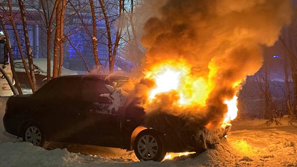 Челябинец спалил иномарку неприятеля во дворе на Северо‑Западе