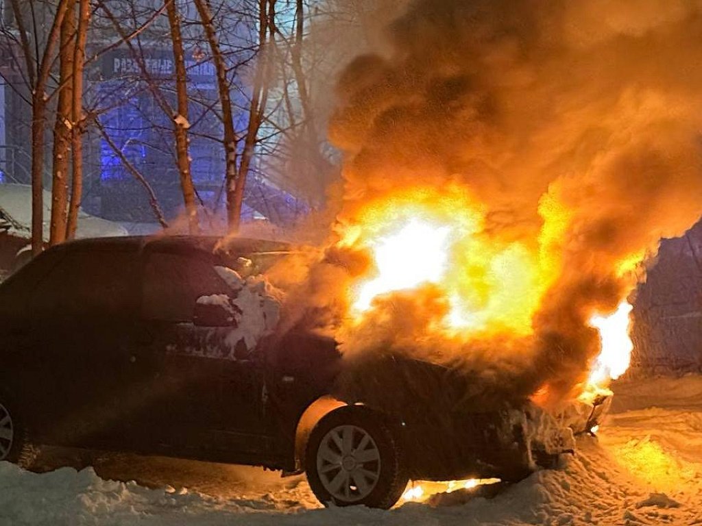 Челябинец спалил иномарку неприятеля во дворе на Северо‑Западе