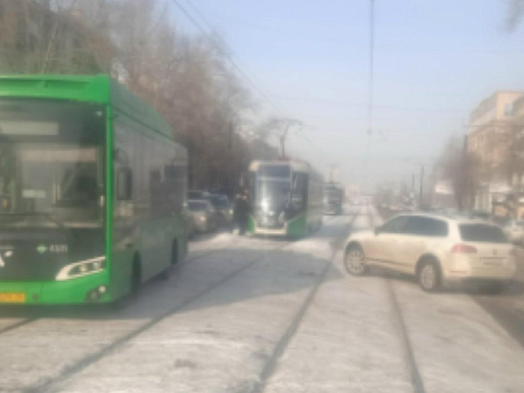 Троллейбус догнал и протаранил пассажирский автобус в Челябинске