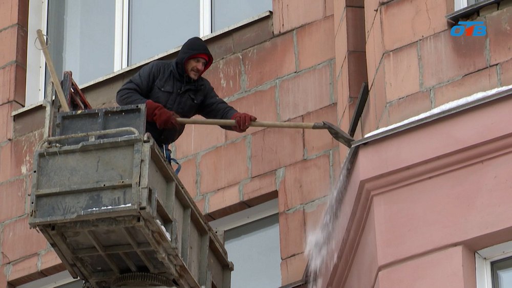 В Челябинской области продолжают бороться с сосульками