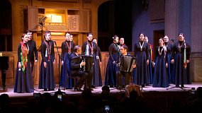 В Челябинске провели благотворительный концерт-спевку «Синий платочек»