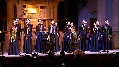 В Челябинске провели благотворительный концерт-спевку «Синий платочек»