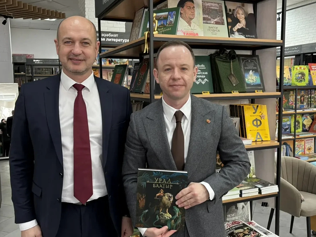 Зампред правительства Челябинской области в Уфе получил в подарок эпос «Урал-батыр»