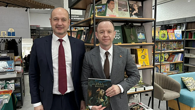 Зампред правительства Челябинской области в Уфе получил в подарок эпос «Урал-батыр»