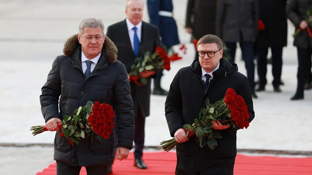 Делегация Челябинской области возложила цветы к памятнику Герою России в Уфе