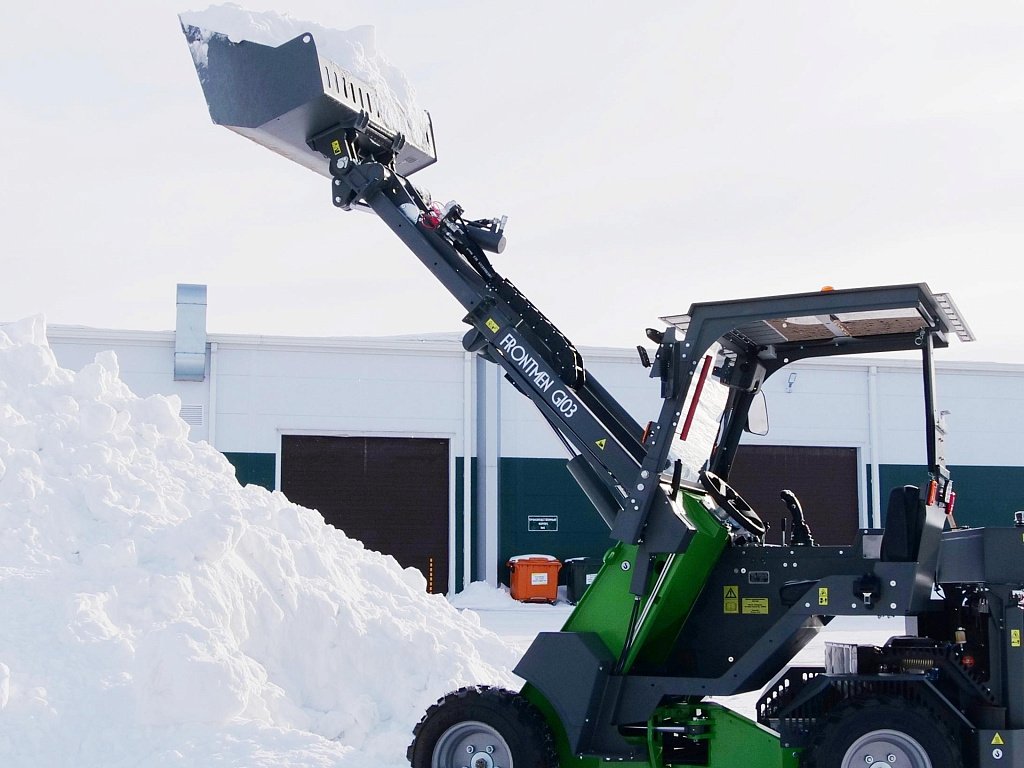 В Челябинске создали погрузчик, который сам взвешивает груз и думает за водителя