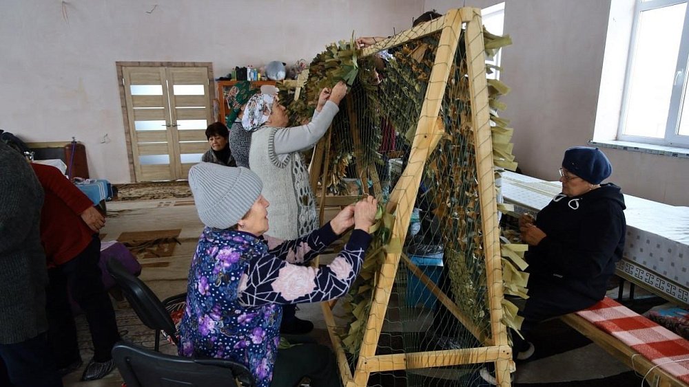 Под Челябинском ветераны СВО подключили к свету мечеть, где плетут сети для бойцов