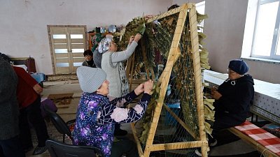 Под Челябинском ветераны СВО подключили к свету мечеть, где плетут сети для бойцов