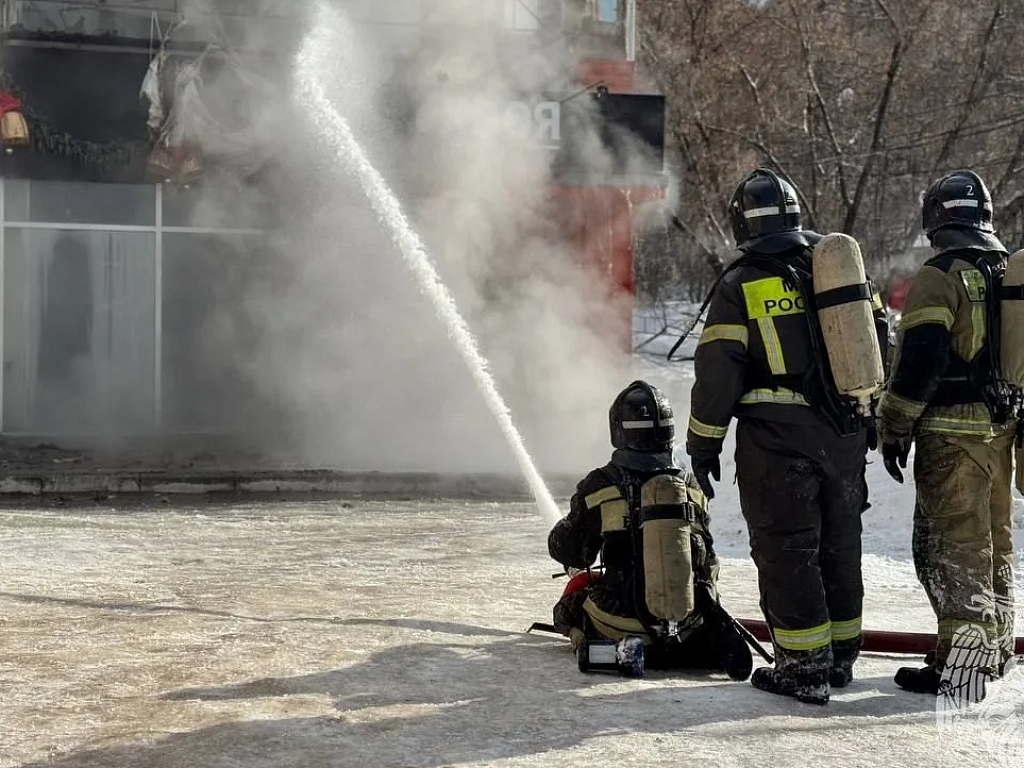 В Миассе пожар в «Малахите» тушили 70 человек