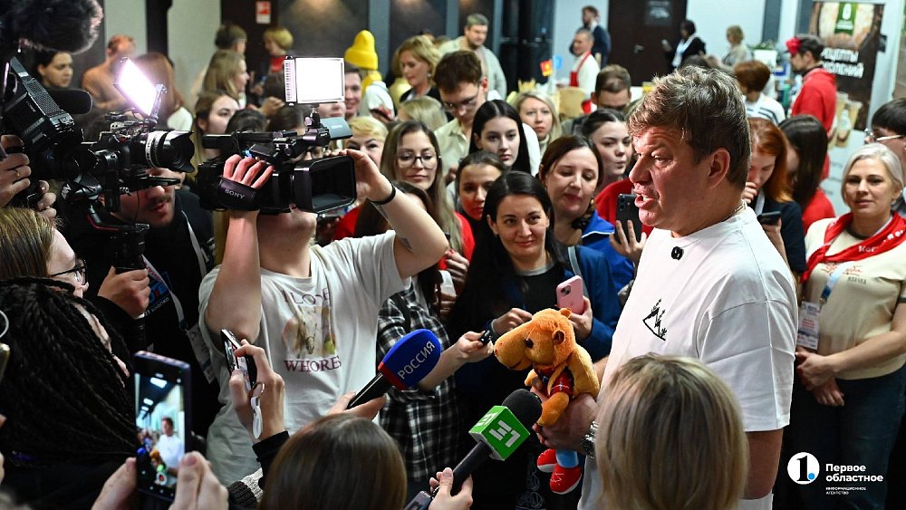 Дмитрию Губерниеву подарили игрушку с маскотом телеканала ОТВ