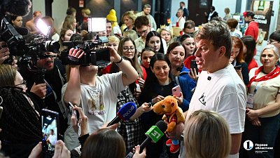 Дмитрию Губерниеву подарили игрушку с маскотом телеканала ОТВ