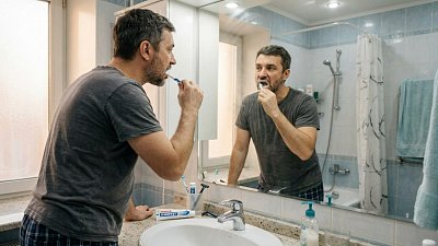 Чистка зубов защищает человека от деменции