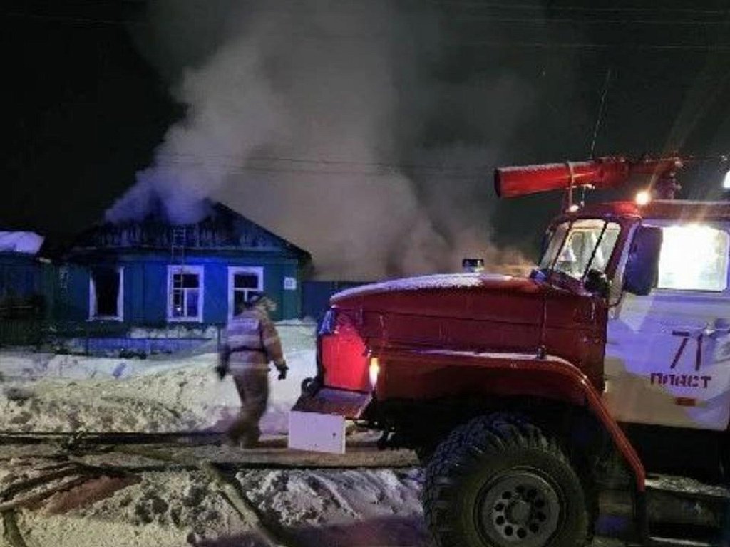 При пожаре в частном доме в Пласте погибли два человека