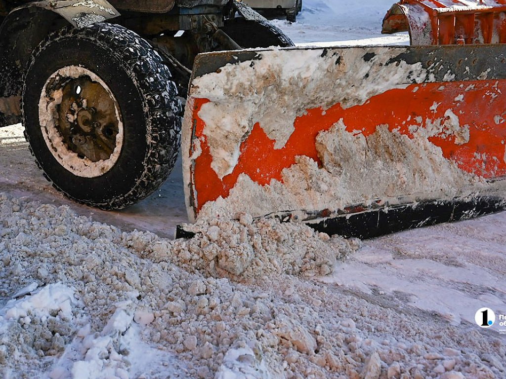 Челябинские дорожники не успевают между снегопадами вывозить сугробы с улиц