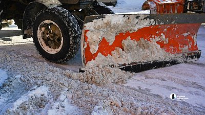 Челябинские дорожники не успевают между снегопадами вывозить сугробы с улиц