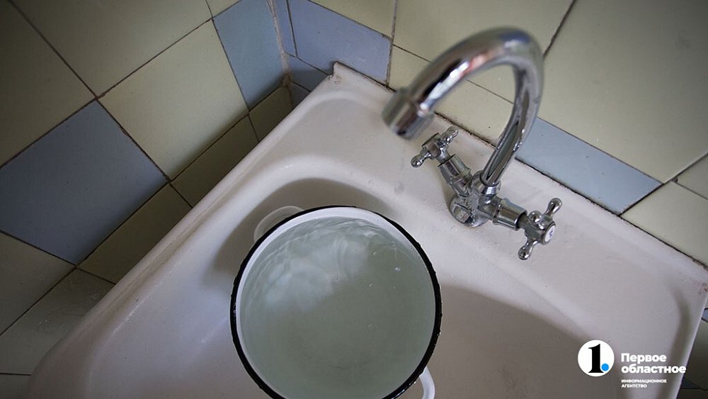 В пяти районах Челябинска вода в кранах может позеленеть