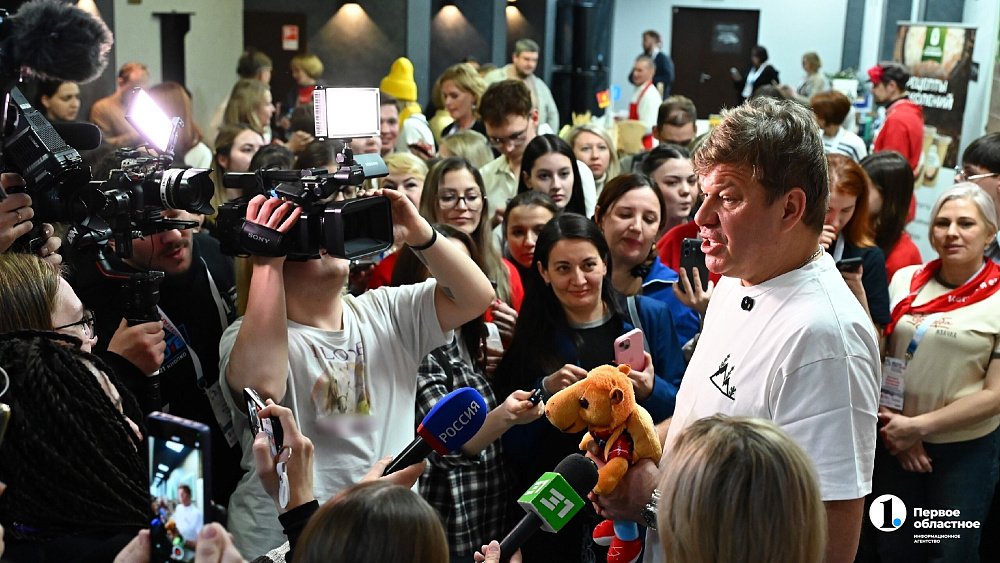 Дмитрию Губерниеву подарили игрушку-маскота телеканала ОТВ