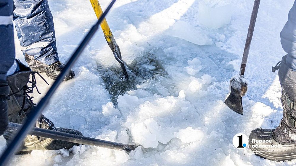 В Аше спасатели начали работы по ослаблению льда