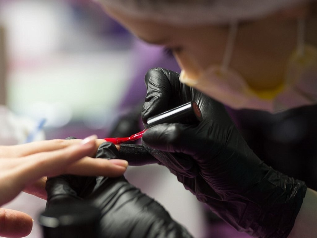 Мастерам маникюра ограничили время работы в Челябинской области