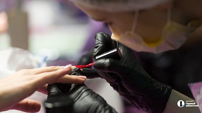 Мастерам маникюра ограничили время работы в Челябинской области