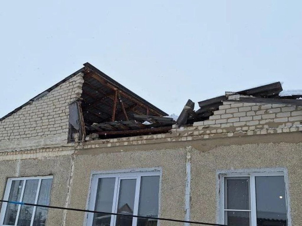 Снег обрушил крышу жилого дома в селе Степном