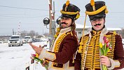 На станции Чурилово гусары поздравили автоледи с наступающим 8 Марта