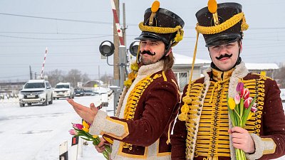 На станции Чурилово гусары поздравили автоледи с наступающим 8 Марта