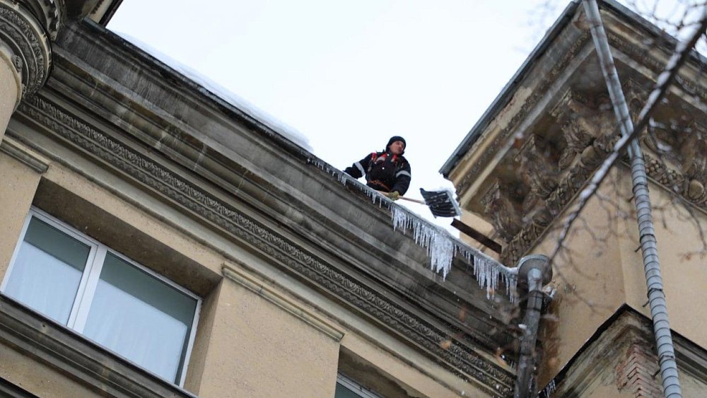 В Магнитогорске стартовали массовые проверки крыш на наличие сосулек
