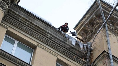 В Магнитогорске стартовали массовые проверки крыш на наличие сосулек