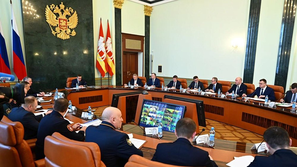 Алексей Текслер потребовал усилить безопасность школ после серии нападений в России