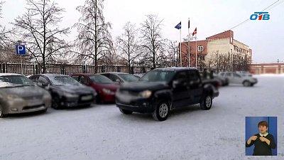 В Челябинске передали машины на фронт