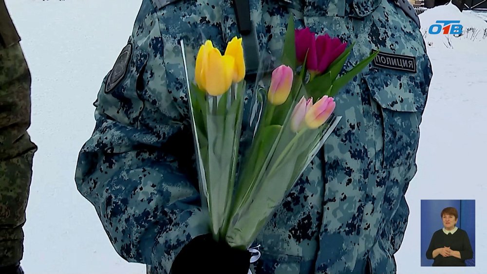 Полицейские Южного Урала подарили женщинам цветы