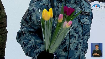 Полицейские Южного Урала подарили женщинам цветы