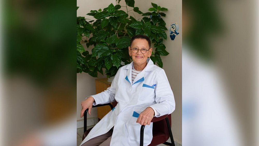 Акушерка из Озерска за полвека работы приняла в свои руки тысячи малышей